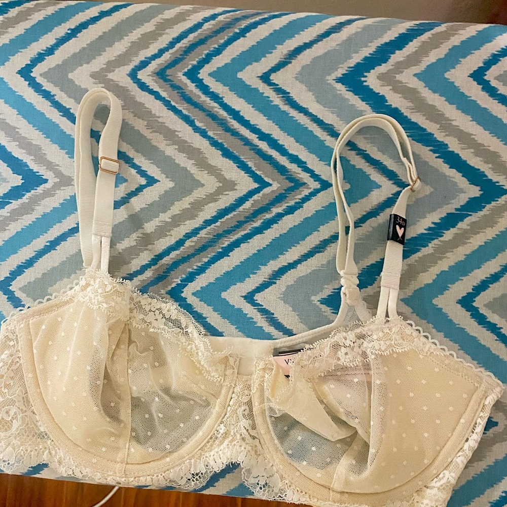 Victoria’s Secret White unlined push-up bra. NWT